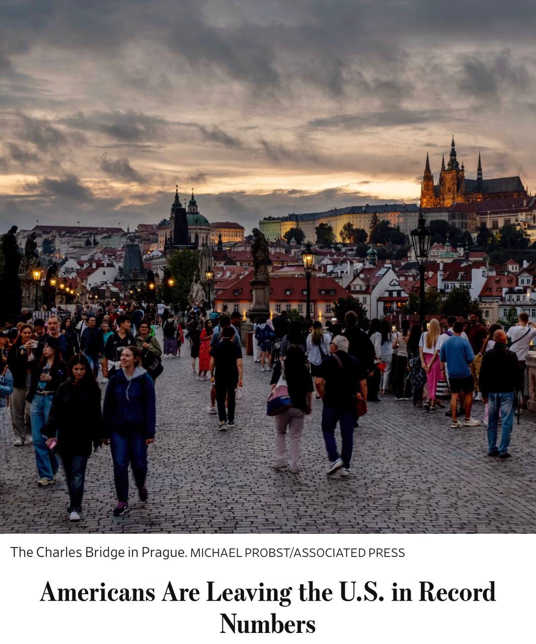 Вперше з 1930 — х років з США виїхало більше людей, ніж в'їхало, - The Wall Street Journal.