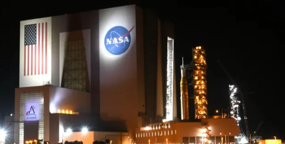Астронавти "Артеміда-3" не полетять на Місяць: у NASA передумали